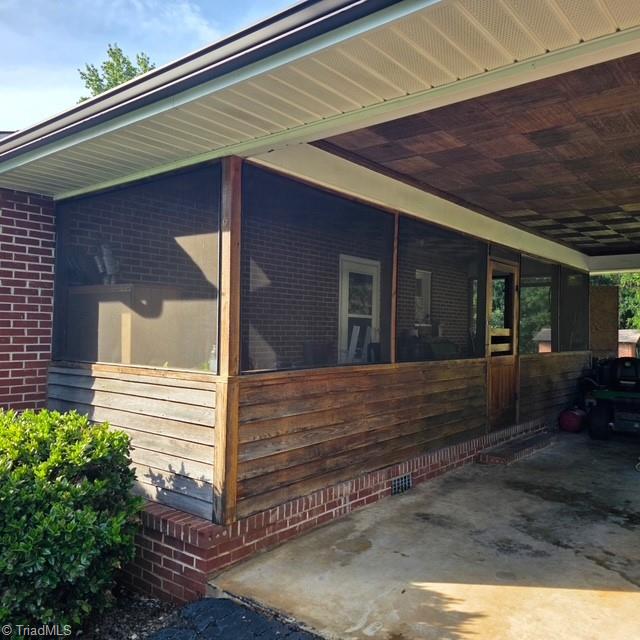 Side showing screened in porch
