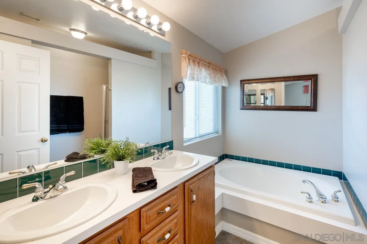 15935 Spring Oaks Road, Unit 122 El Cajon, CA 92021 - Photo 17 of 30 a bathroom with a tub a sink and mirror
