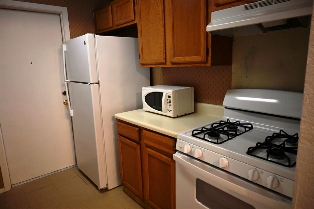 817 Lexington Road Elgin, TX 78621 - Photo 5 of 20 a kitchen with a refrigerator and a stove
