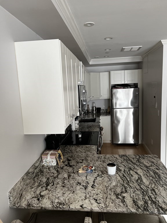 296 Beacon Street, Unit 7 Boston, MA 02116 - Photo 13 of 21 a kitchen with a refrigerator and a stove