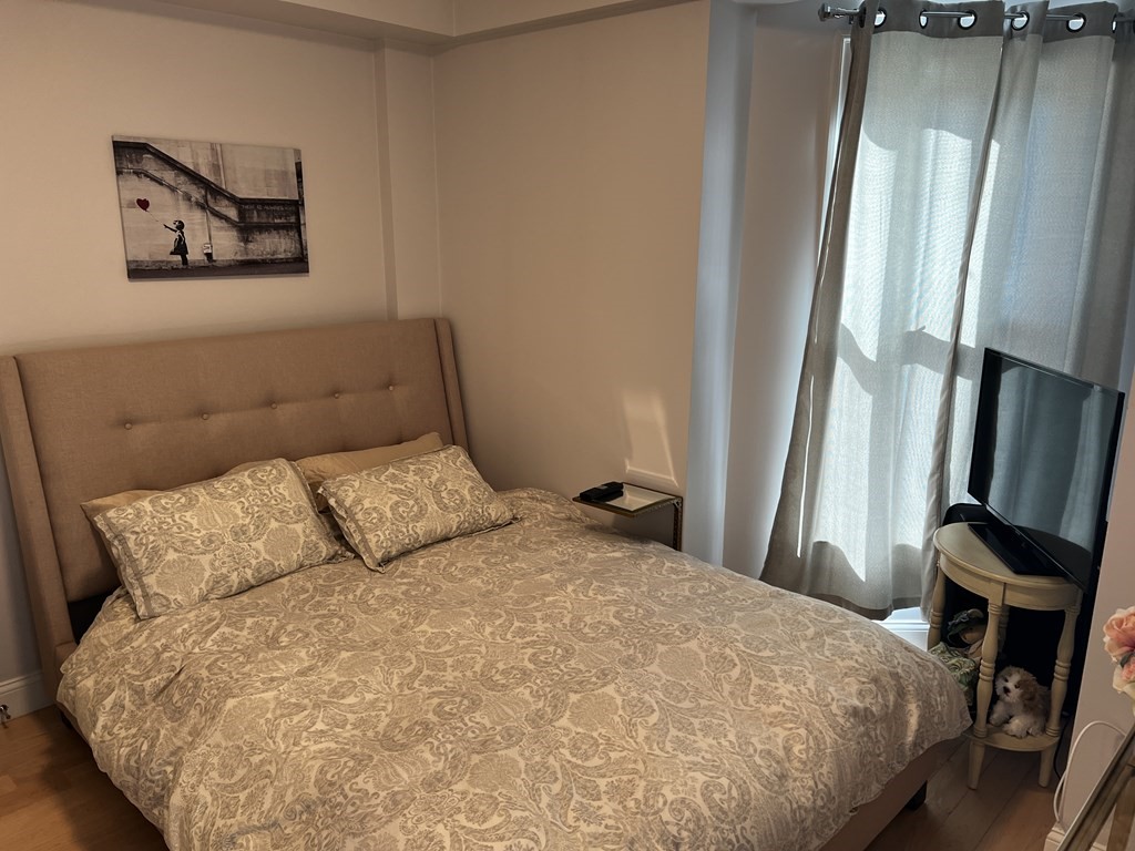 296 Beacon Street, Unit 7 Boston, MA 02116 - Photo 20 of 21 a bed sitting in a bedroom next to a window