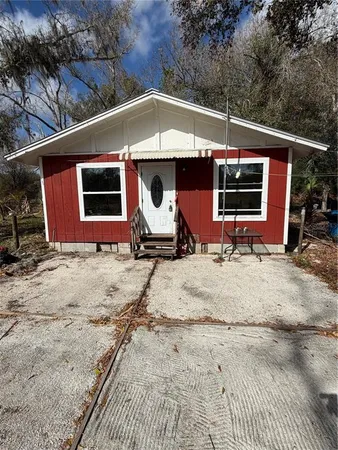 a view of a backyard