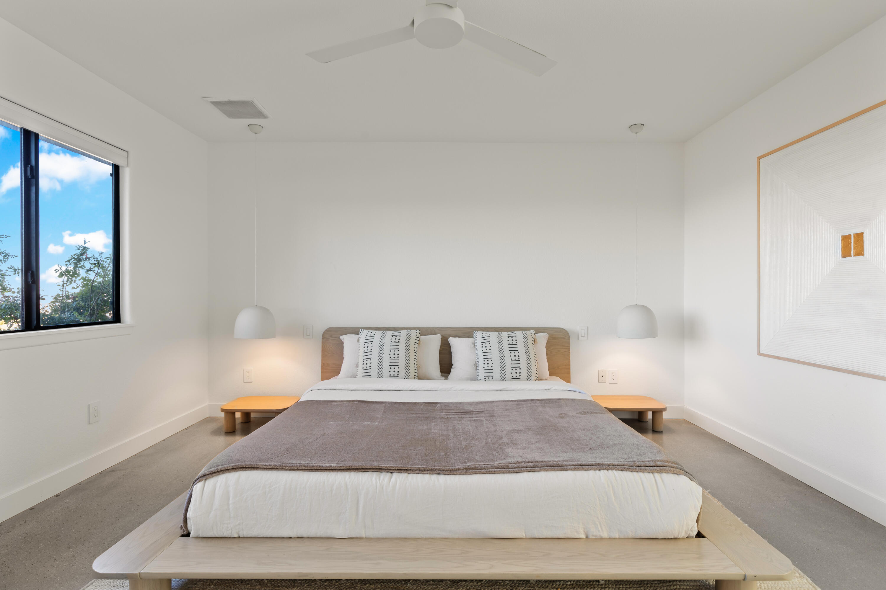 60633 Pueblo Trail Joshua Tree, CA 92252 - Photo 31 of 65 a bedroom with a large bed and a lamp on table