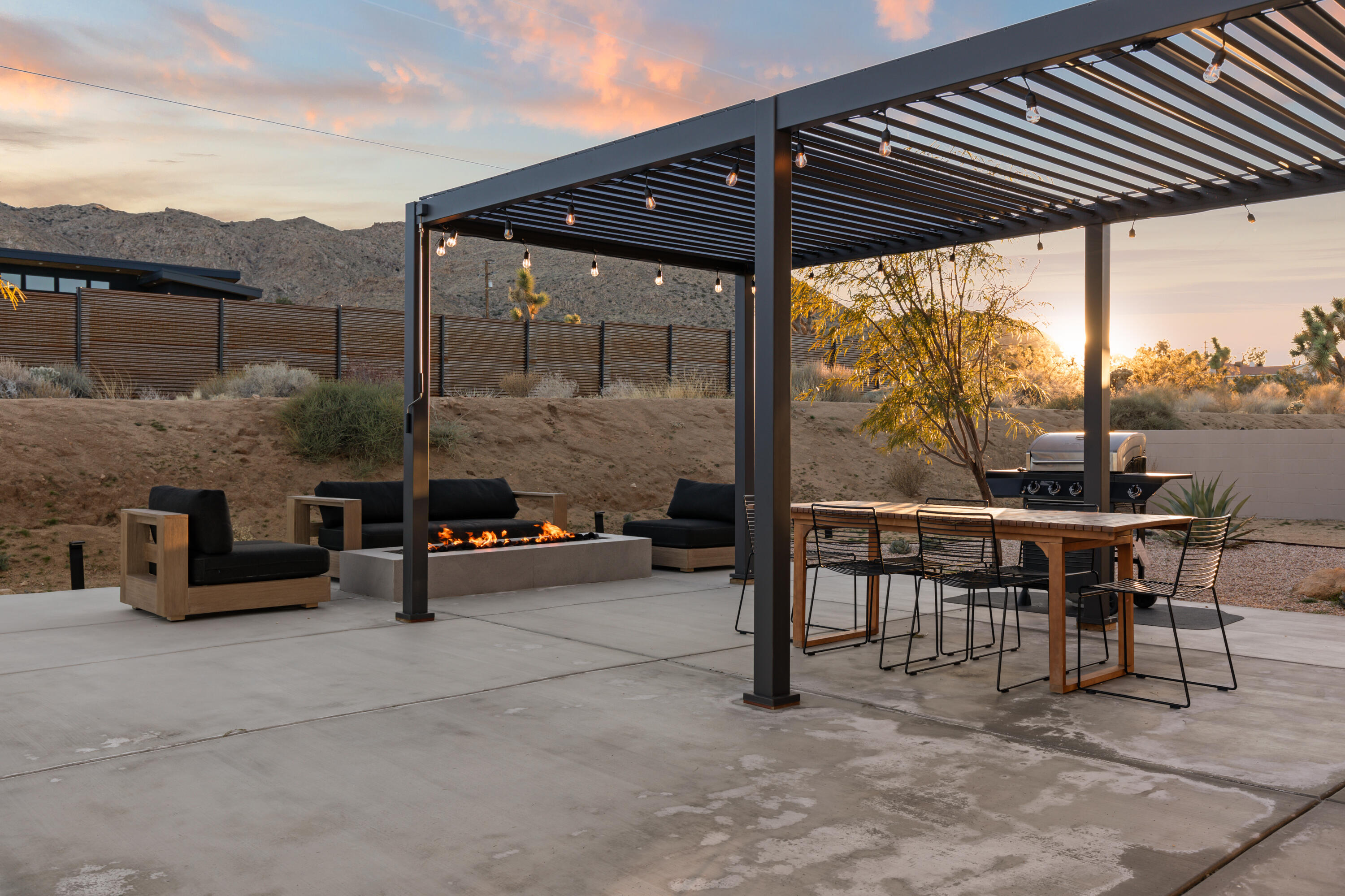 60633 Pueblo Trail Joshua Tree, CA 92252 - Photo 5 of 65 a view of chairs and tables in the patio