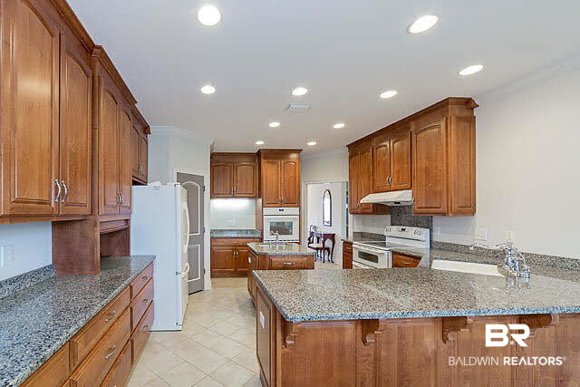 24398 Saxson Court Daphne, AL 36526 - Photo 5 of 23 Kitchen