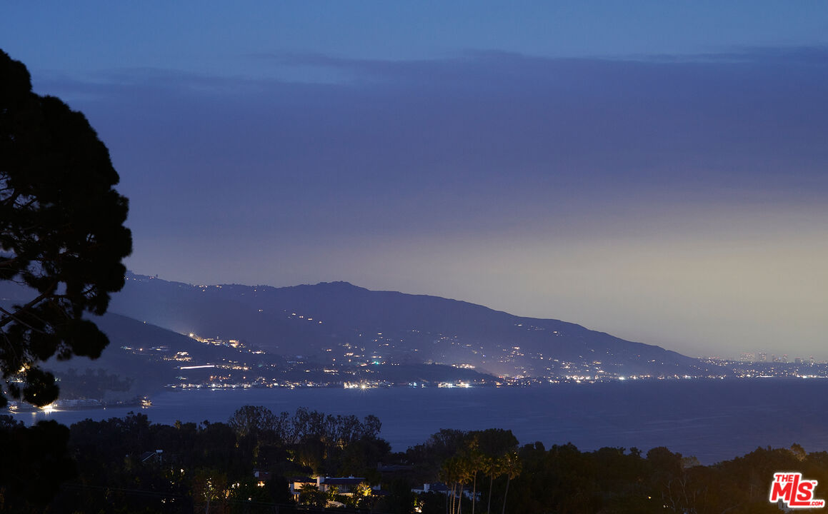 6930 Dume Drive Malibu, CA 90265 - Photo 34 of 34 a view of city and mountain