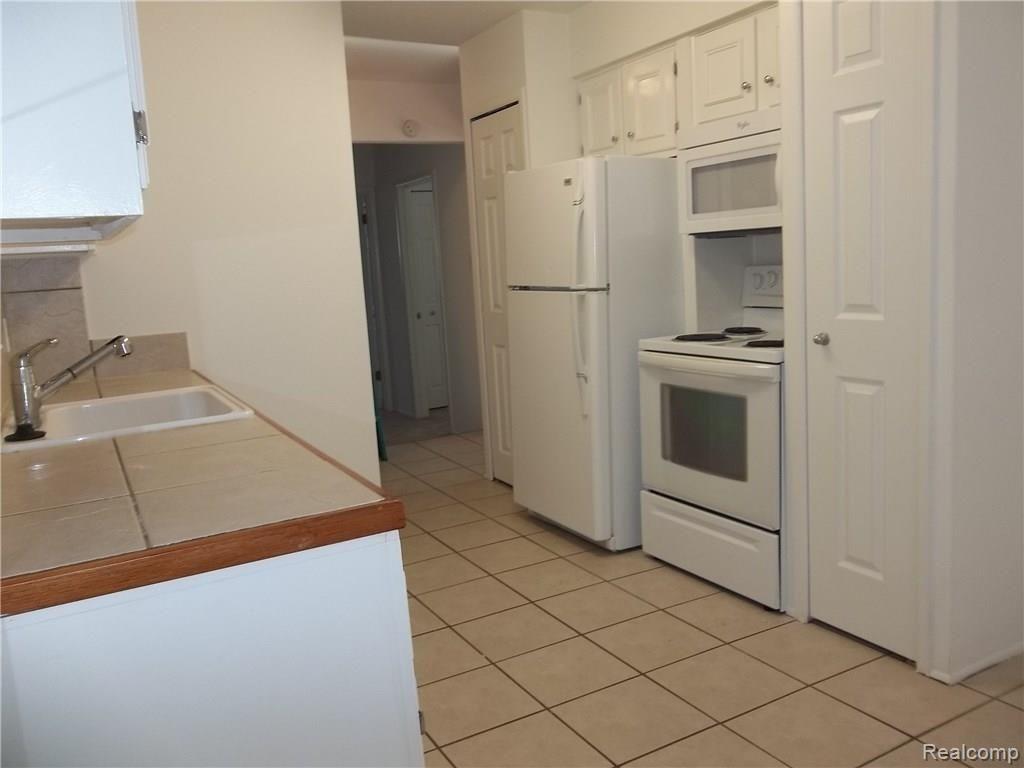 755 West Maple Road, Unit 755 Clawson, MI 48017 - Photo 3 of 12