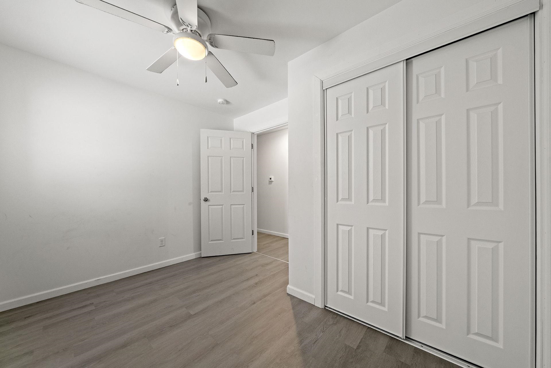 909-911 Ridge Avenue Rockford, IL 61103 - Photo 14 of 25 wooden floor in an empty room