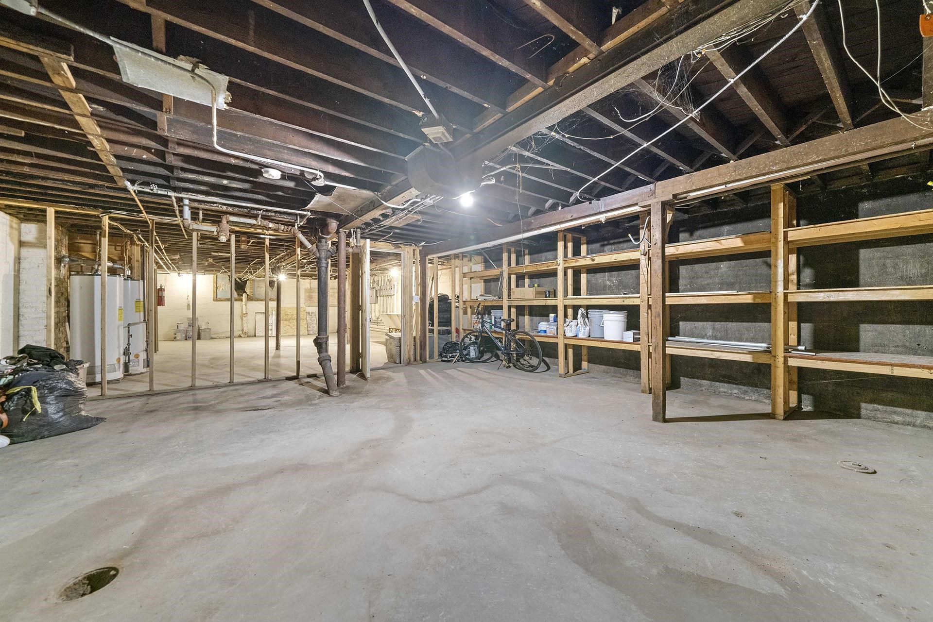 909-911 Ridge Avenue Rockford, IL 61103 - Photo 15 of 25 a view of an empty room with a garage