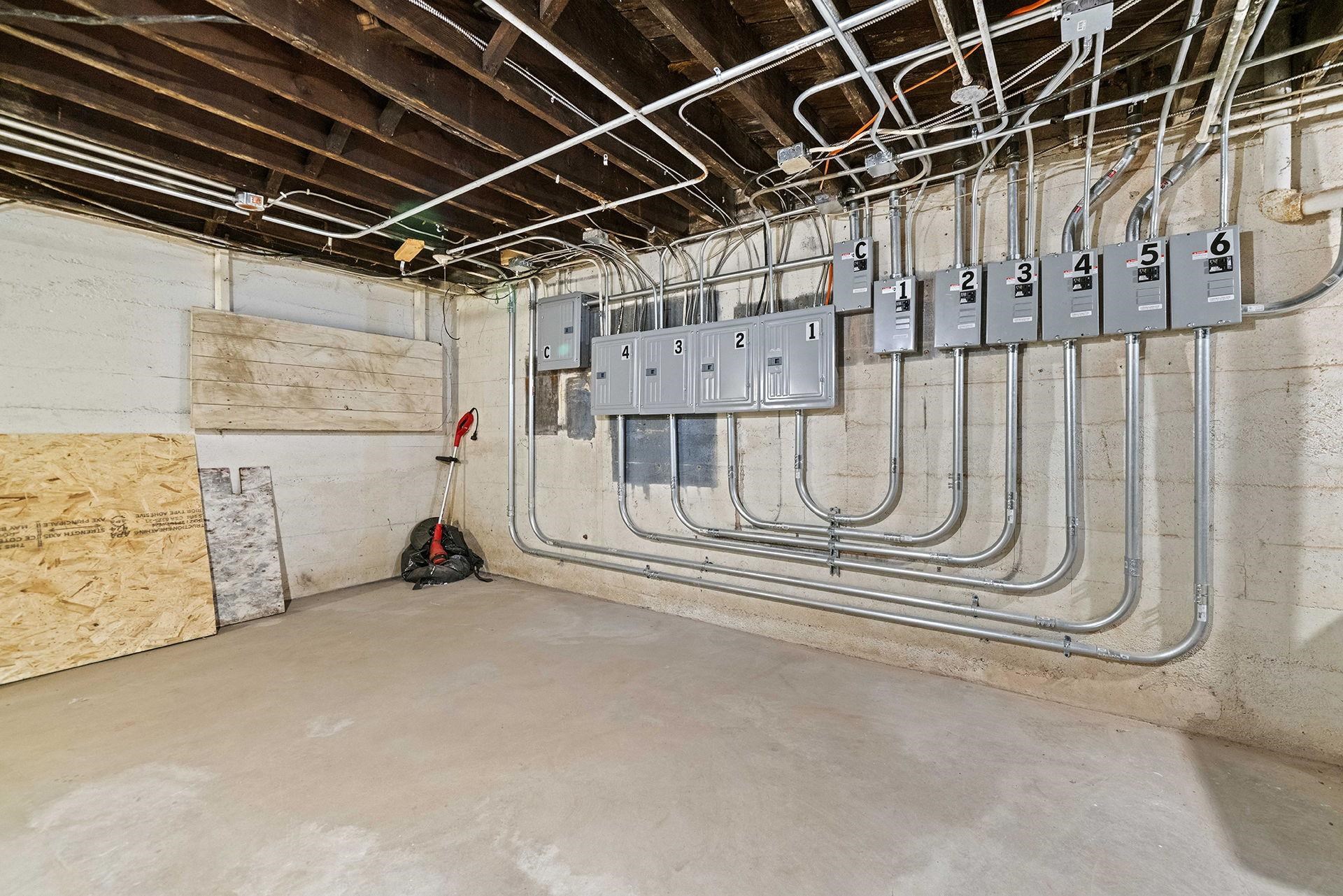 909-911 Ridge Avenue Rockford, IL 61103 - Photo 18 of 25 a view of an empty room