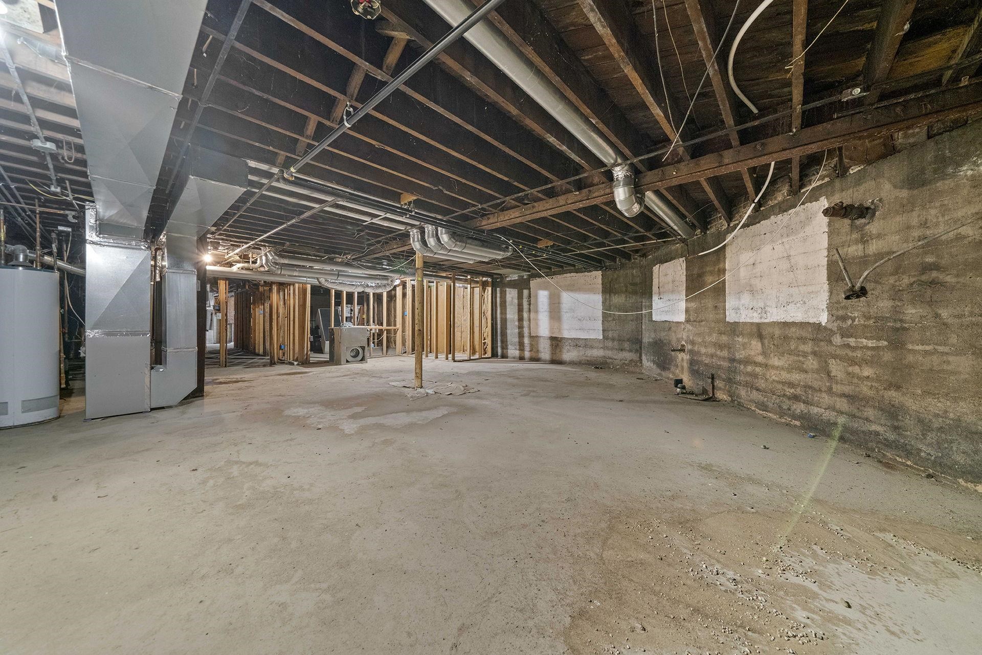 909-911 Ridge Avenue Rockford, IL 61103 - Photo 20 of 25 a view of an empty room