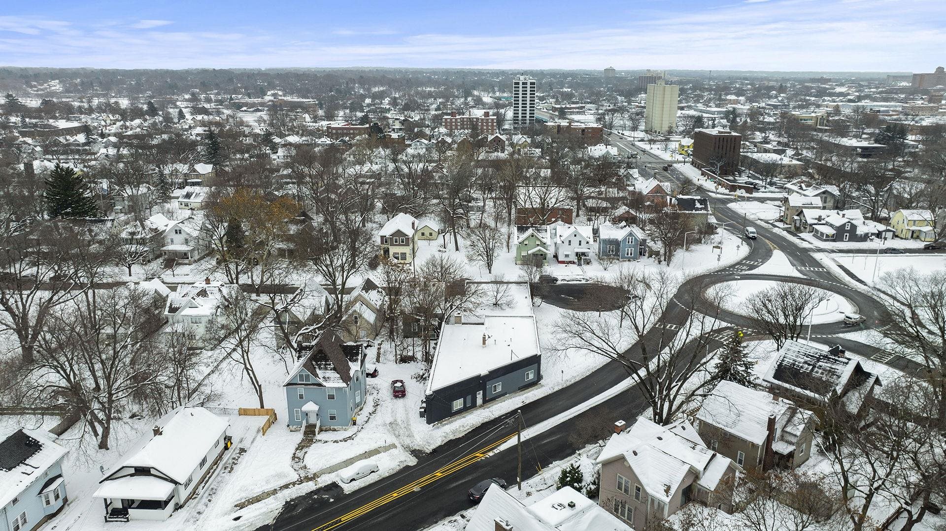 909-911 Ridge Avenue Rockford, IL 61103 - Photo 22 of 25 a view of city with ocean