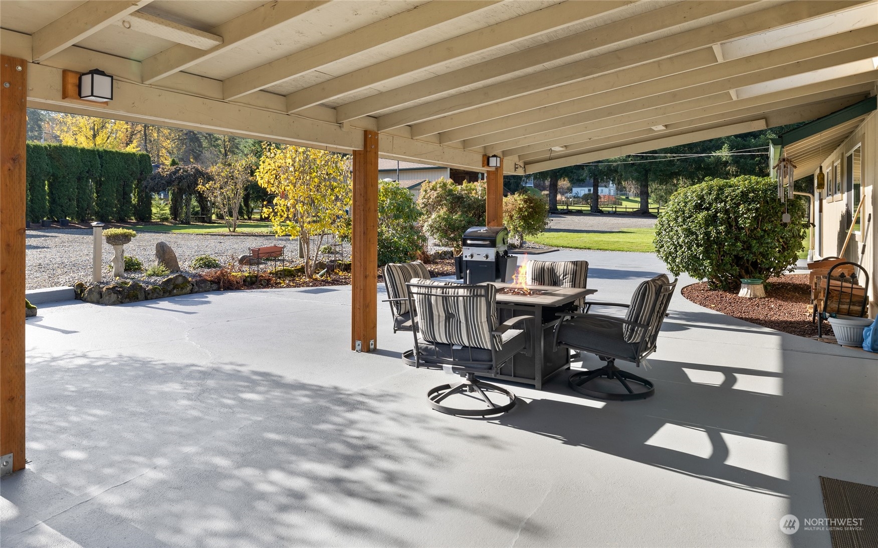 26417 Southeast 200th Street Maple Valley, WA 98038 - Photo 28 of 38 a view of a patio with a table and chairs
