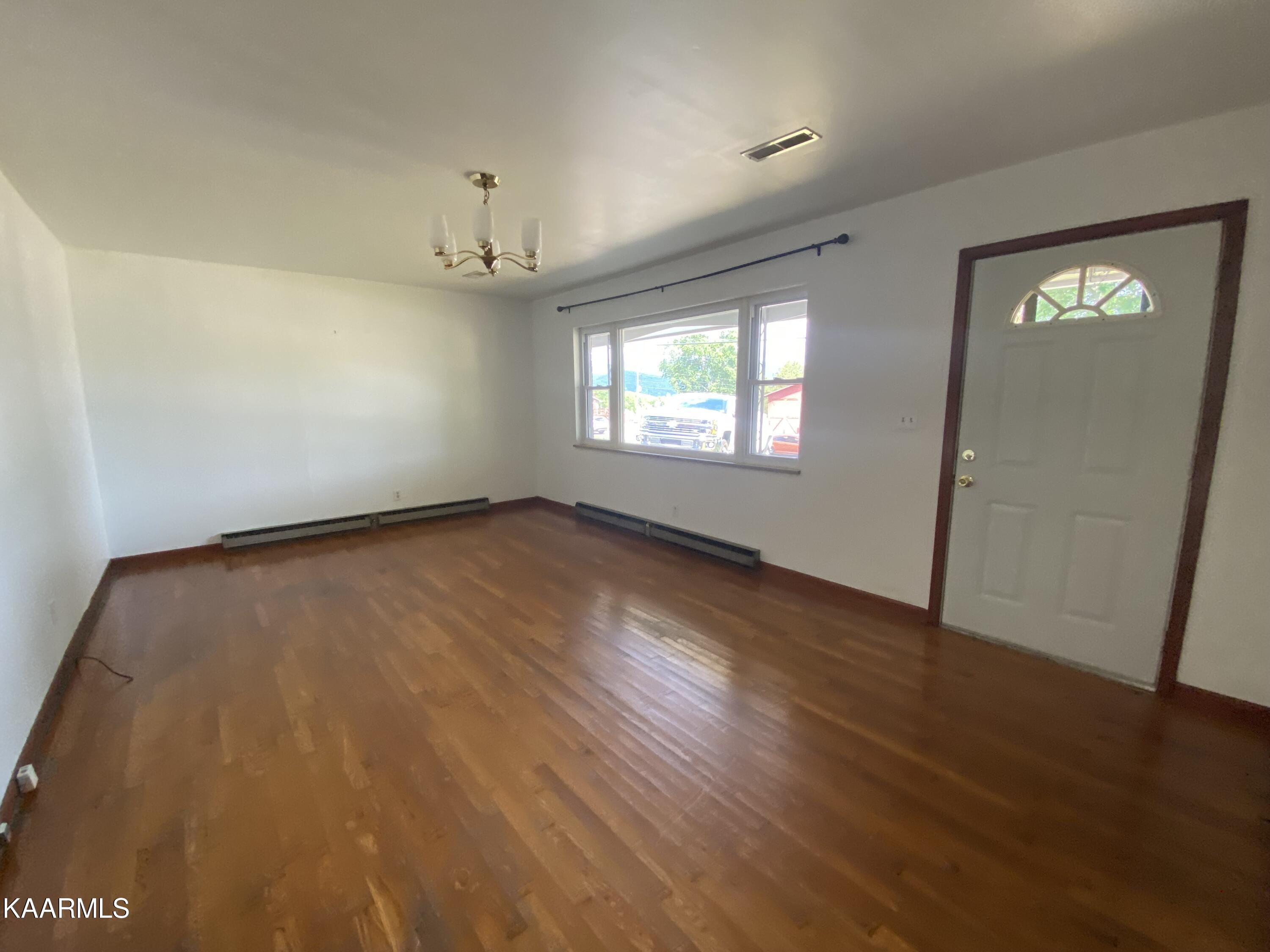 330 Forge Ridge Road Harrogate, TN 37752 - Photo 5 of 16 living room