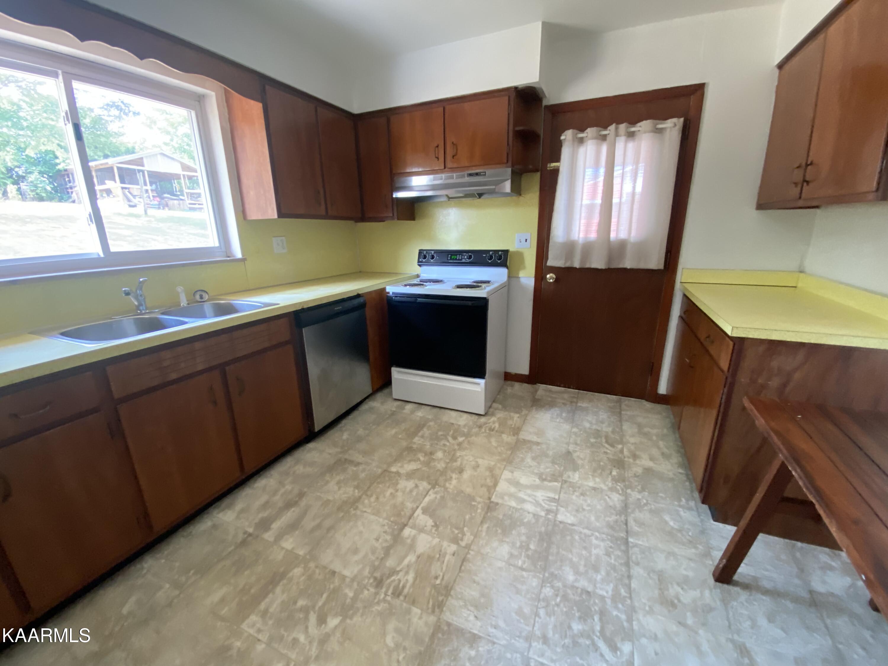 330 Forge Ridge Road Harrogate, TN 37752 - Photo 8 of 16 kitchen
