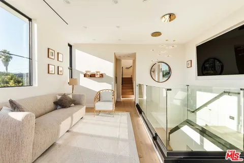 $3,960,000 | 701 Vernon Avenue, Venice, CA 90291