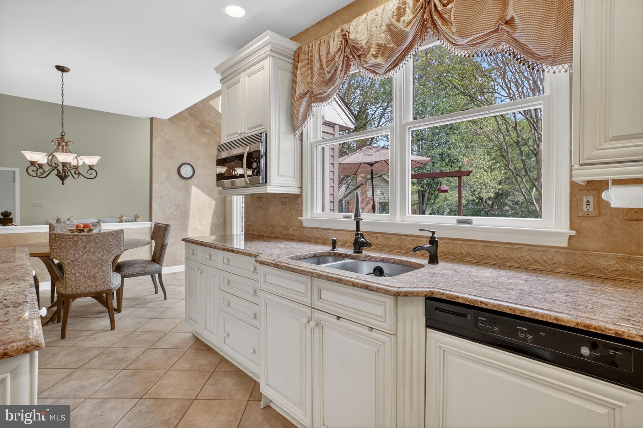 6331 Hidden Canyon Road Centreville, VA 20120 - Photo 20 of 73 Kitchen