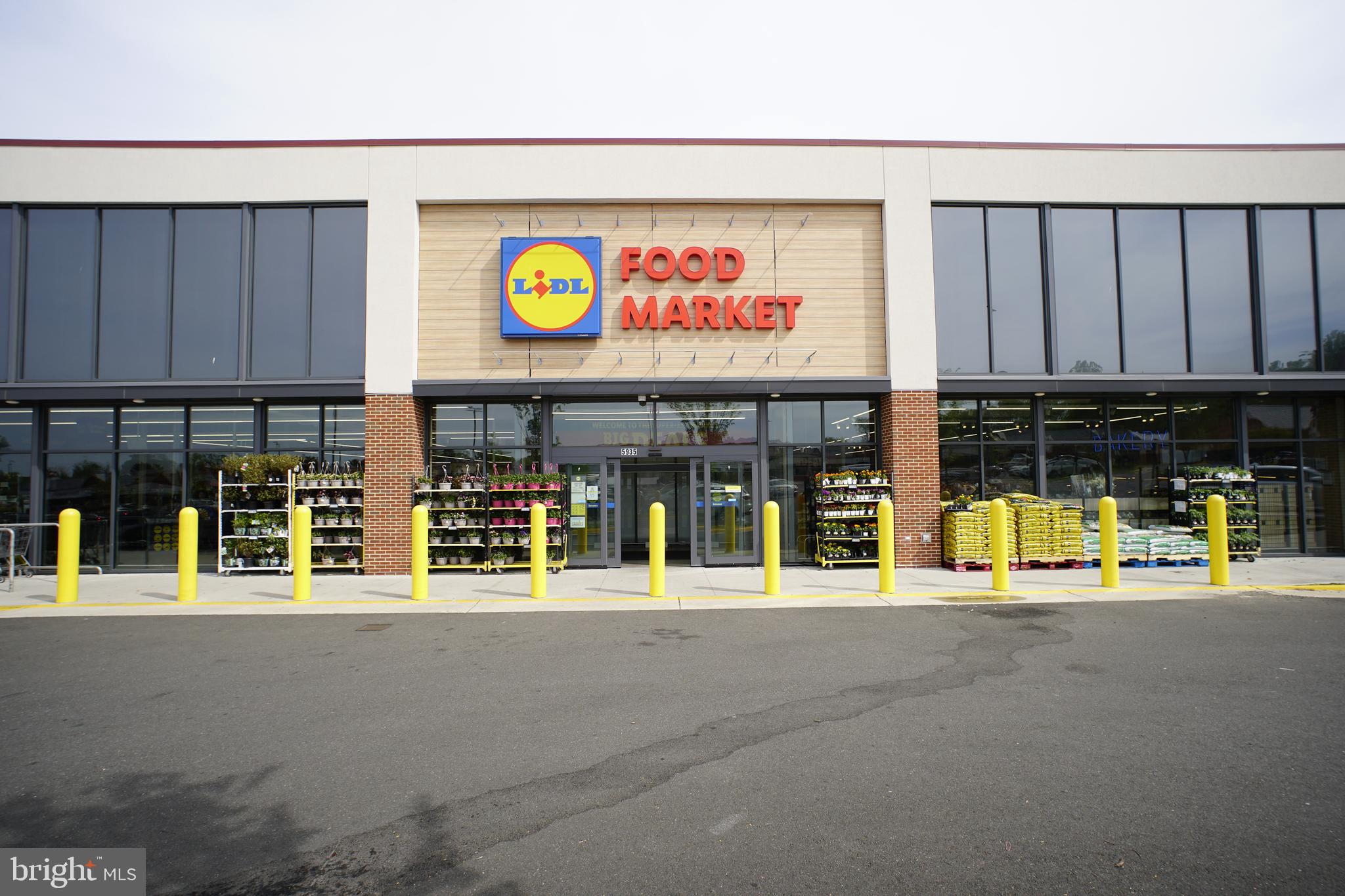 6331 Hidden Canyon Road Centreville, VA 20120 - Photo 66 of 73 Neighborhood Store
