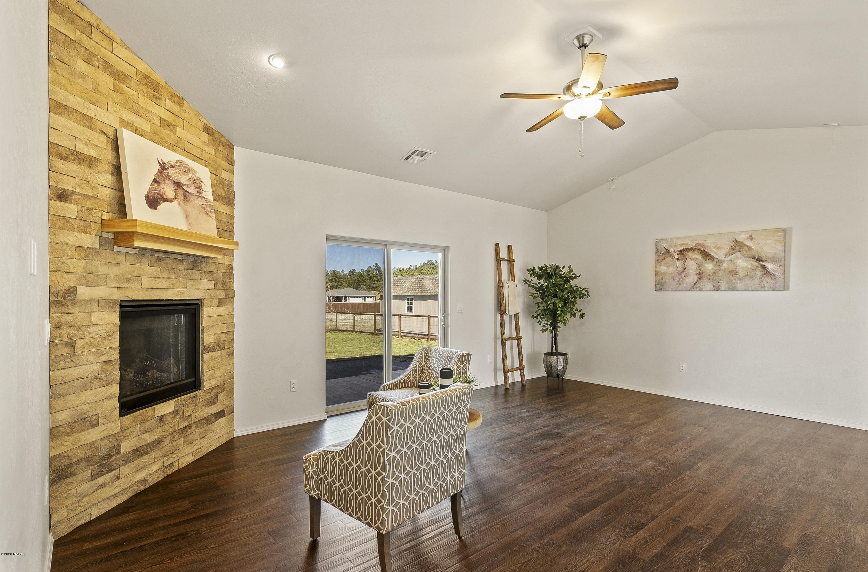 10261 Lundin Road Flagstaff, AZ 86004 - Photo 8 of 31 Living Room