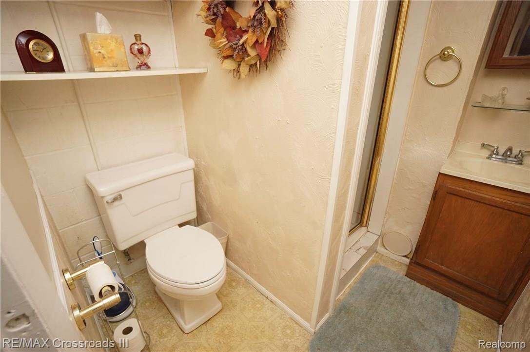 5620 Textile Road Ypsilanti, MI 48197 - Photo 53 of 68 Master bath2