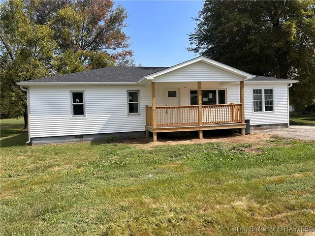 $179,999 | 307 South Lawnview Drive, Austin, IN 47102