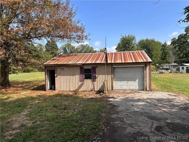 $179,999 | 307 South Lawnview Drive, Austin, IN 47102