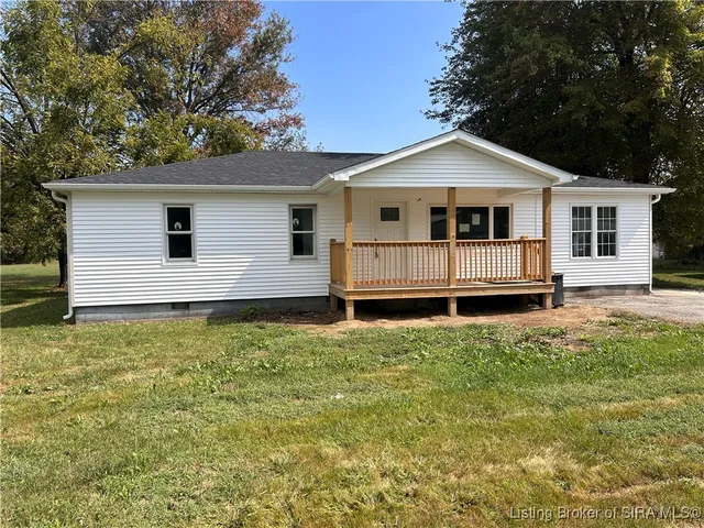$179,999 | 307 South Lawnview Drive, Austin, IN 47102