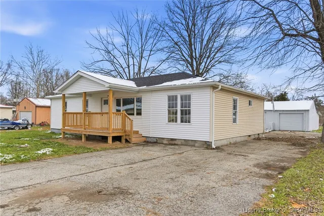 $179,999 | 307 South Lawnview Drive, Austin, IN 47102