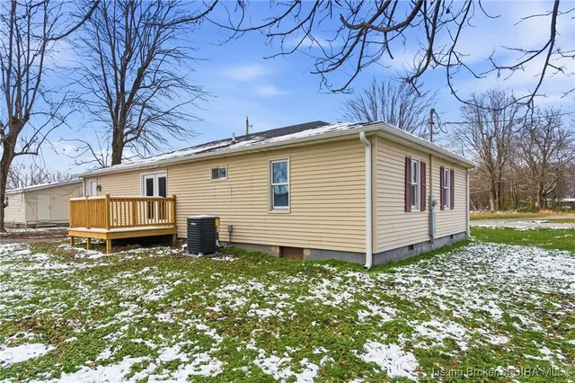 $179,999 | 307 South Lawnview Drive, Austin, IN 47102