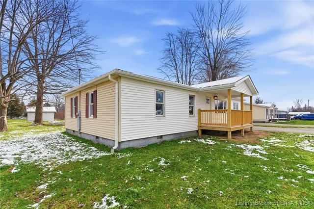 $179,999 | 307 South Lawnview Drive, Austin, IN 47102