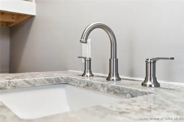 $179,999 | 307 South Lawnview Drive, Austin, IN 47102