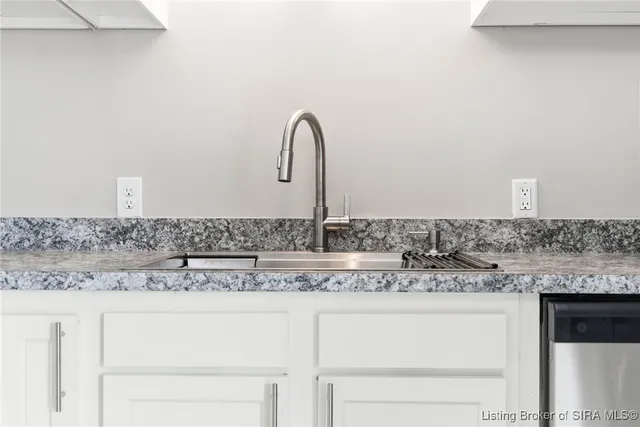 $179,999 | 307 South Lawnview Drive, Austin, IN 47102