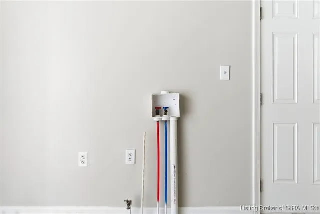 $179,999 | 307 South Lawnview Drive, Austin, IN 47102