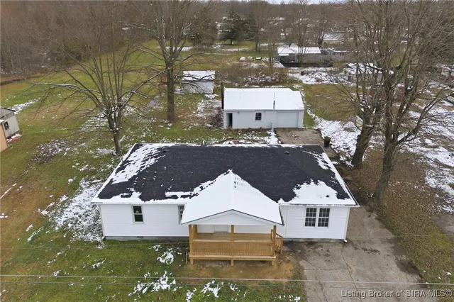 $179,999 | 307 South Lawnview Drive, Austin, IN 47102