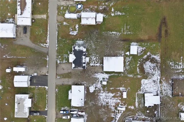 $179,999 | 307 South Lawnview Drive, Austin, IN 47102