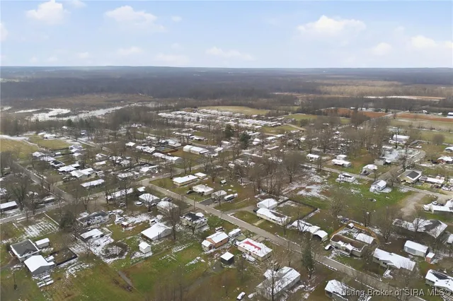 $179,999 | 307 South Lawnview Drive, Austin, IN 47102