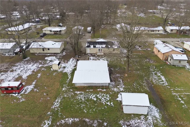 $179,999 | 307 South Lawnview Drive, Austin, IN 47102