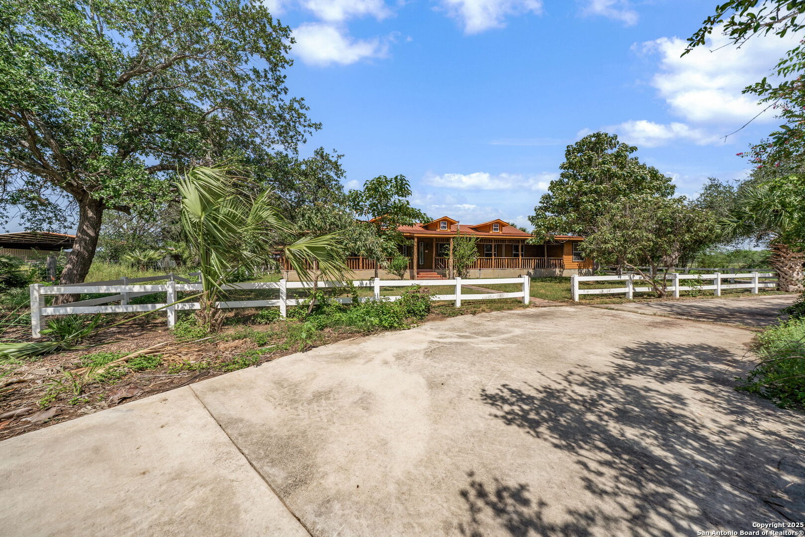 1551 North Windy Knoll Drive Devine, TX 78016 - Photo 12 of 42 a view of a backyard
