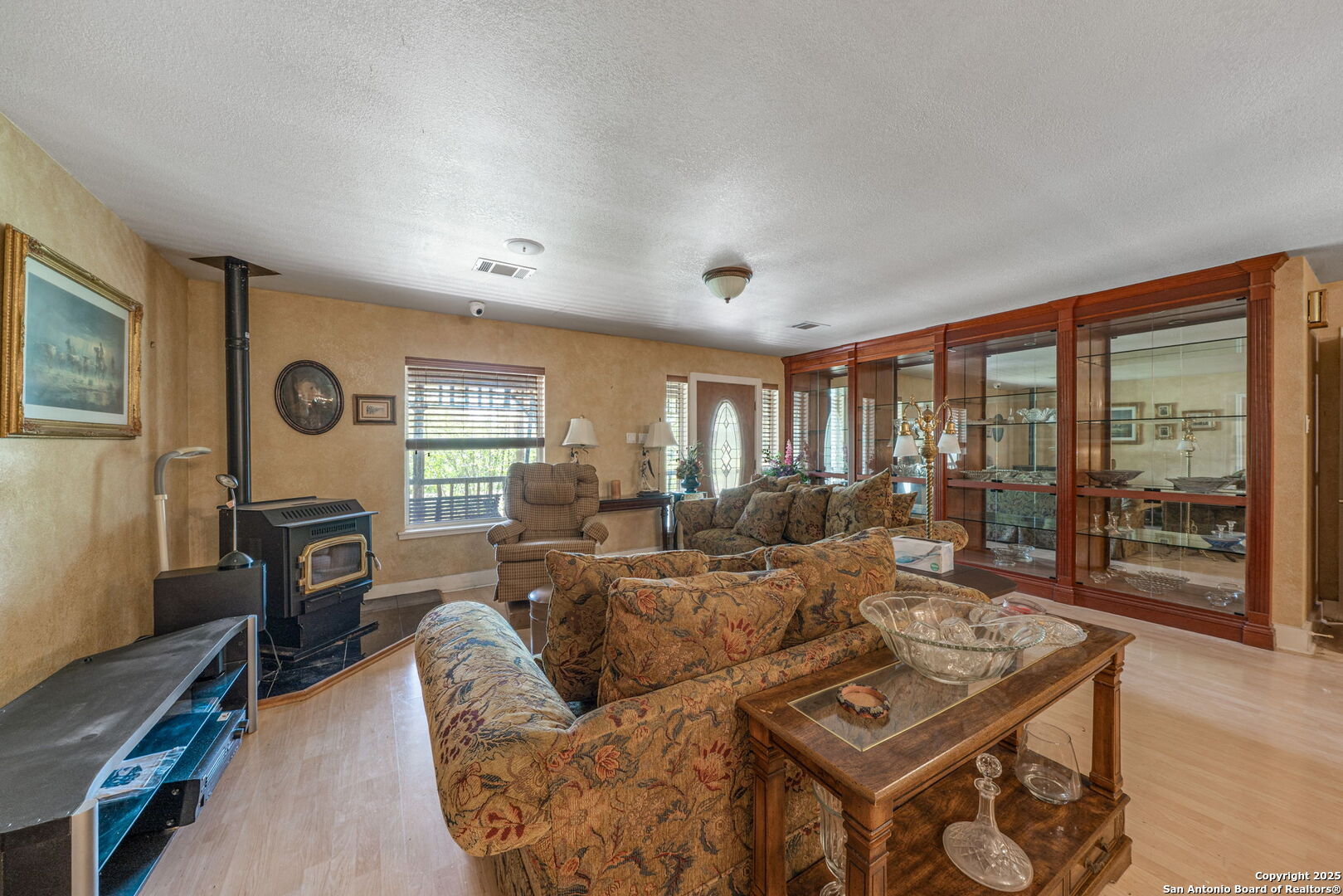 1551 North Windy Knoll Drive Devine, TX 78016 - Photo 17 of 42 a living room with furniture and a large window