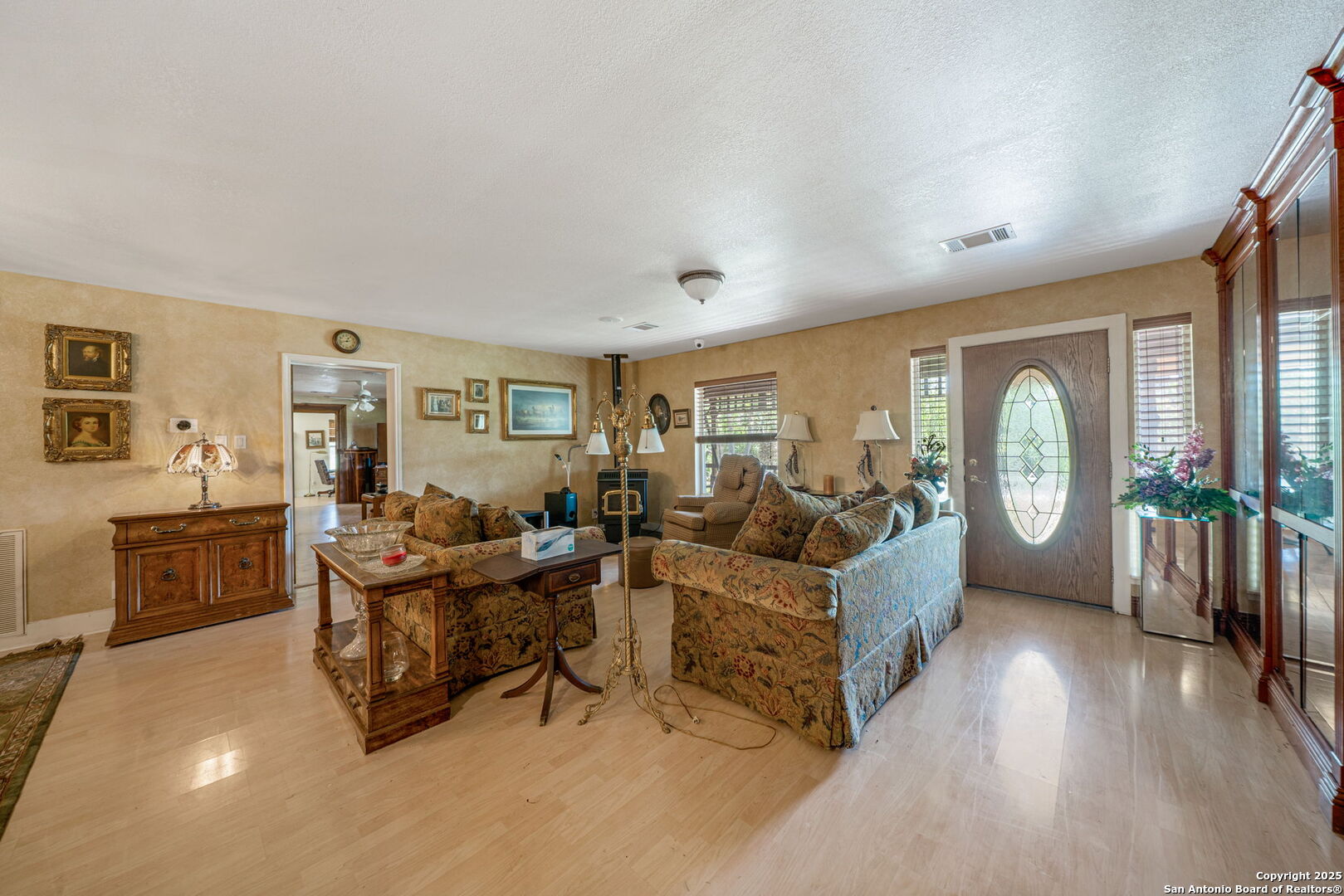 1551 North Windy Knoll Drive Devine, TX 78016 - Photo 18 of 42 a living room with furniture and a window
