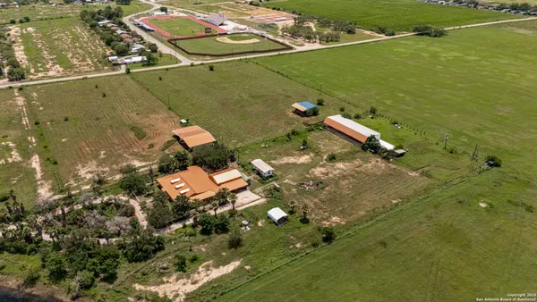 $840,000 | 1551 North Windy Knoll Drive, Devine, TX 78016