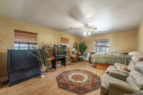 $840,000 | 1551 North Windy Knoll Drive, Devine, TX 78016