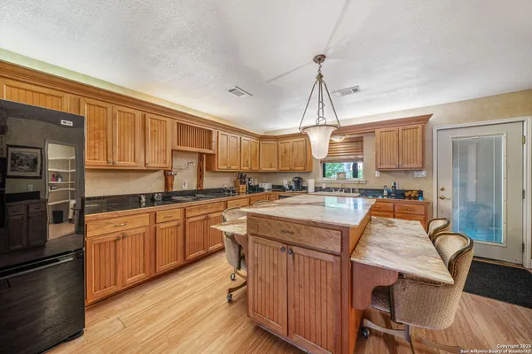 $780,000 | 1551 North Windy Knoll Drive, Devine, TX 78016
