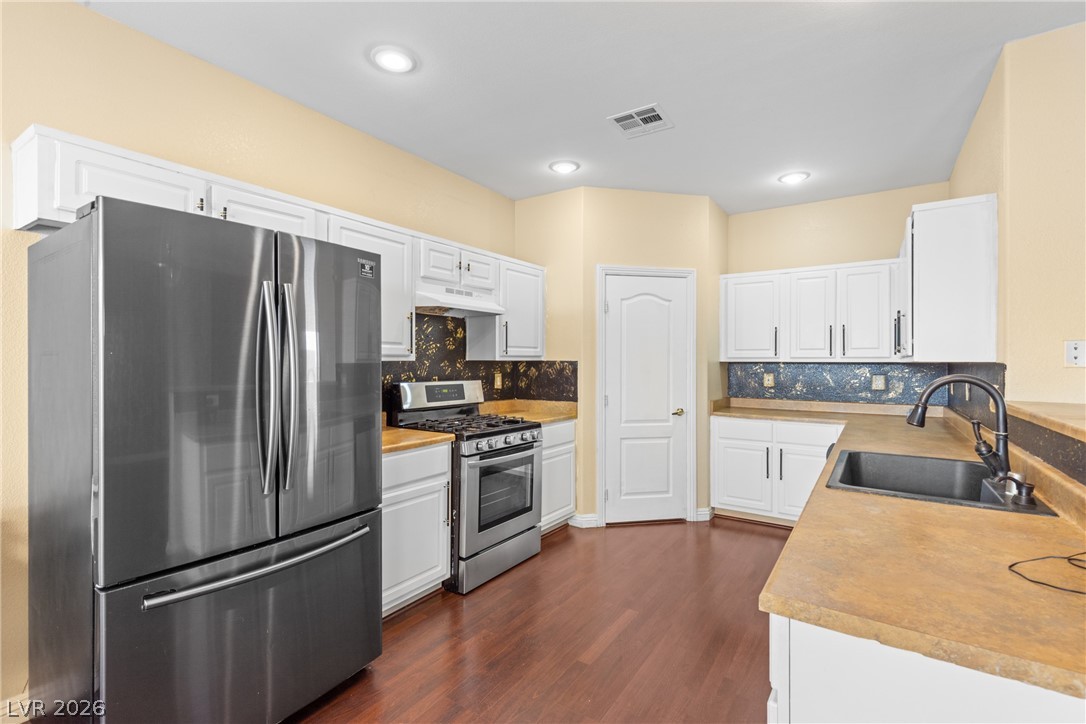 8934 Deep Ridge Court Las Vegas, NV 89178 - Photo 10 of 47 A well-appointed kitchen showcasing contemporary stainless steel appliances and ample counter space.