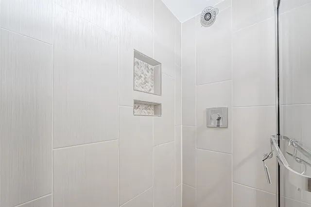 $195,000 | 1860 White Oak Drive, Unit 375, Houston, TX 77009