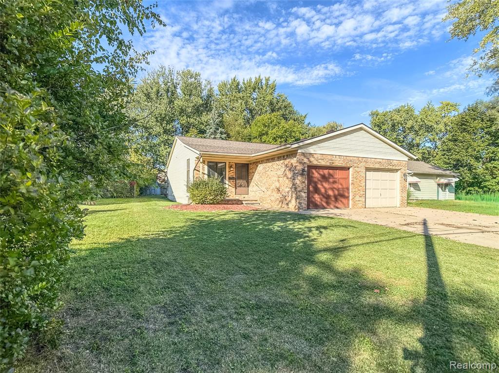 914 North Road Fenton, MI 48430 - Photo 3 of 57