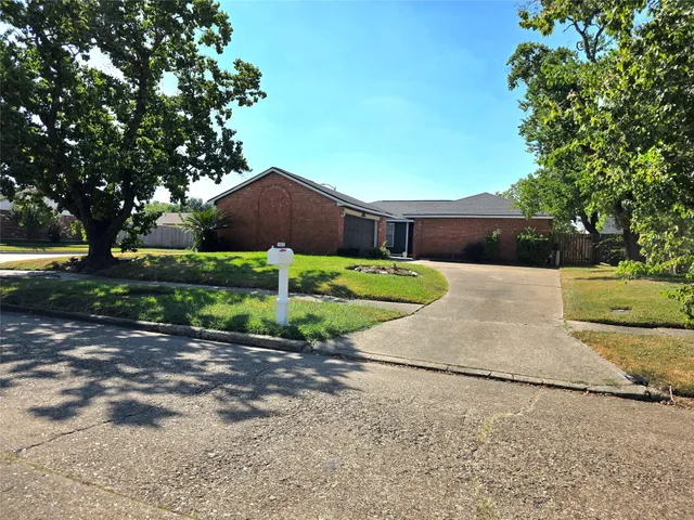 a view of a back yard