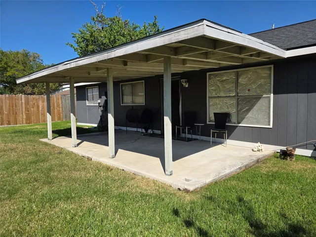 a view of a house with backyard and porch