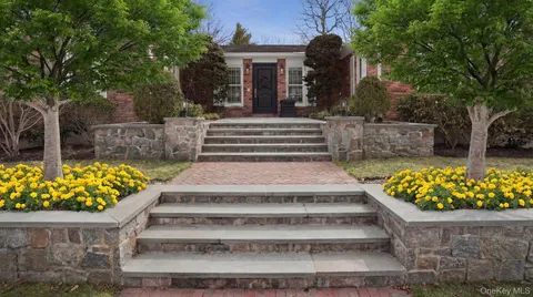 $1,599,999 | 16 Daniel Lane, Dix Hills, NY 11746