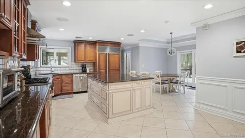 $1,599,999 | 16 Daniel Lane, Dix Hills, NY 11746